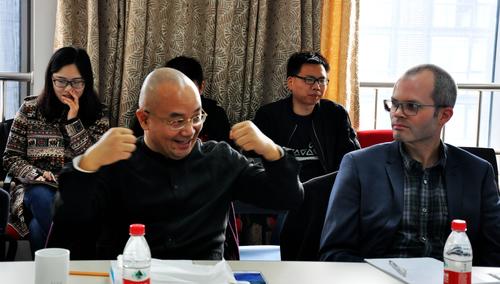 Prof. Dr. HUANG Liaoyu diskutiert leidenschaftlich.