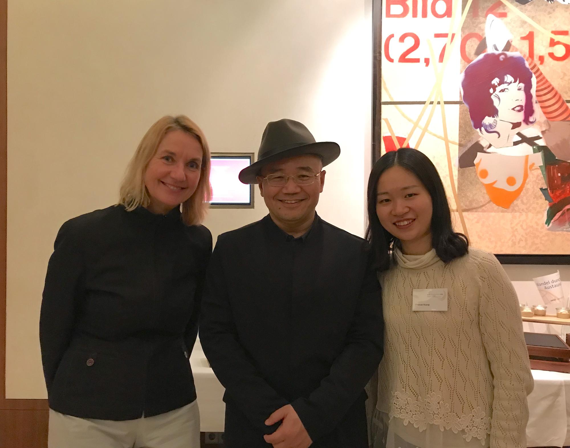 Prof. Dr. Almut Hille (ZDS-Projektleiterin Freie Universität Berlin), Prof. Dr. HUANG Liaoyu (ZDS-Direktor) und Doktorandin HUANG Chaoran (ZDS/Freie Universität Berlin).