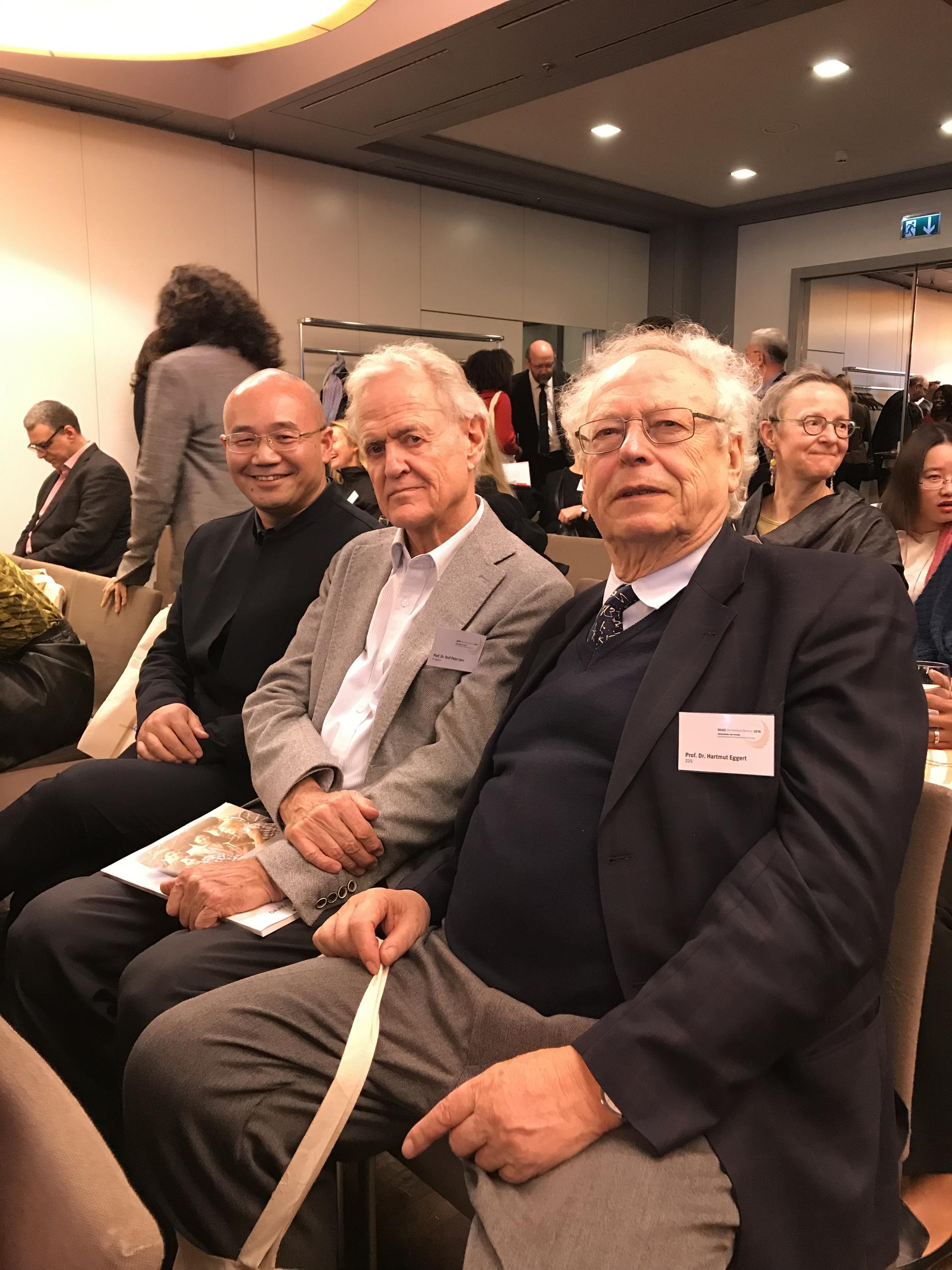 ZDS-Direktor HUANG Liaoyu mit den Professoren Rolf-Peter Janz und Hartmut Eggert (FUB)