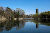 Impression vom Campus der Peking Universität: Der Wasserturm am Namenlosen See