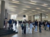 Studierende vor dem Eingan zum Audimax im HFB