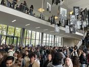 volles Foyer des Henry-Ford-Baus