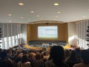 volle Empore des Audimax im HFB
