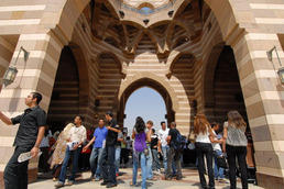 Zwischen der American University in Cairo (AUC) – hier ein Portal auf deren neuem Campus – und der Freien Universität besteht seit 2010 ein Direktaustausch.