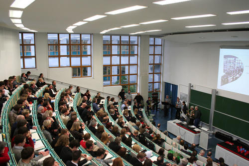 Semesterabschlussfeier am Fachbereich Mathematik und Informatik. Studierende und Promovierende profitieren von der Einbindung in interdisziplinäre Projekte und der unmittelbaren Nähe zu den Fachbereichen Physik; Chemie, Biologie und Pharmazie.