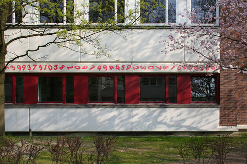 Am Gebäude des Instituts für Mathematik in der Arnimallee ist ein Ausschnitt der Zahl Pi zu sehen.