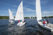Im nahe gelegenen Wassersportzentrum können Mitglieder der Freien Universität segeln lernen.