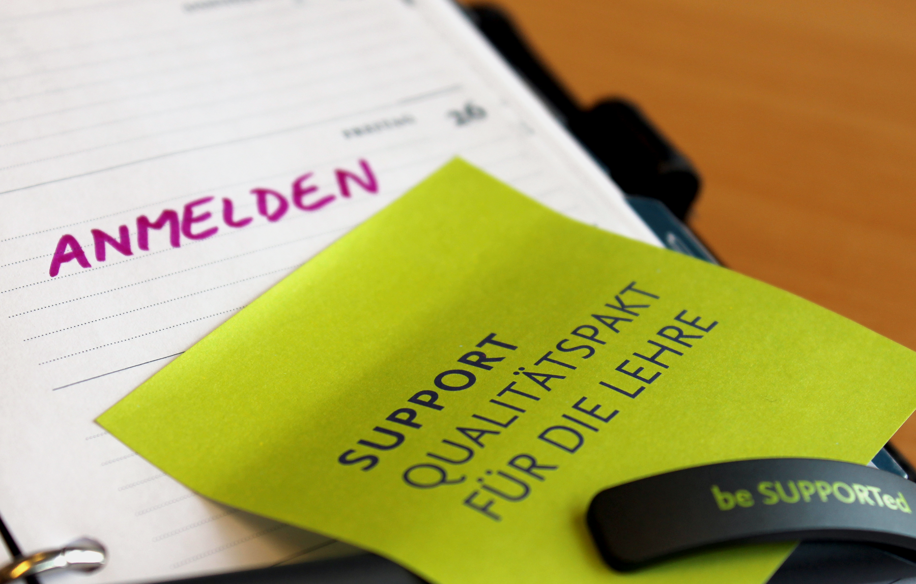 Im Rahmen des Qualitätspakts Lehre bietet die Freie Universität Berlin allen Wissenschaftlerinnen und Wissenschaftlern, die mit Lehraufgaben betraut sind, ein hochschuldidaktisches Fortbildungsprogramm.