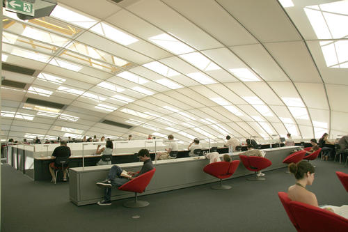 Moderne Arbeitsplätze und innovative Architektur: die Philologische Bibliothek der Freien Universität Berlin.