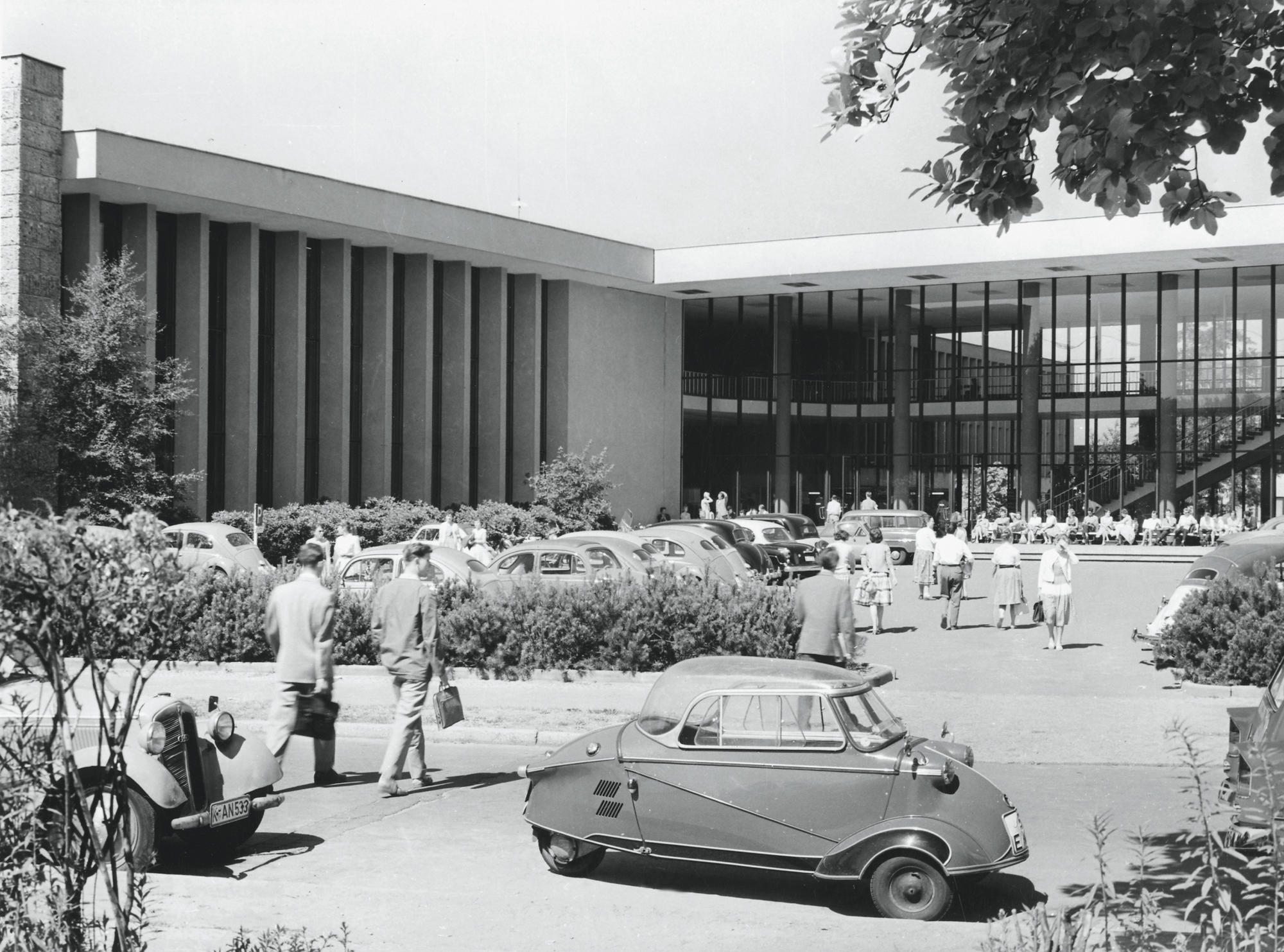 Blick auf den Henry-Ford-Bau von der Boltzmannstrasse aus. Um 1959.