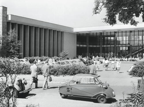Blick auf den Henry-Ford-Bau von der Boltzmannstrasse aus. Um 1959.