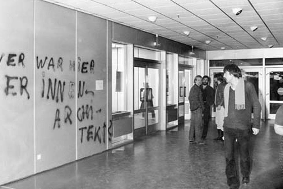 Flure und Foyers der Universität dienen als Forum der Meinungsäußerung und Diskussion, um 1977.