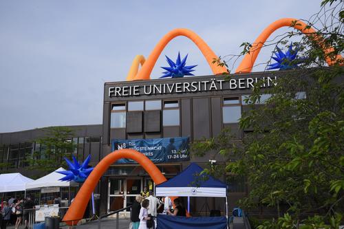 Bunte Leuchtobjekte schmückten auch in diesem Jahr den Campus der Freien Universität und wiesen den Besuchern den Weg.