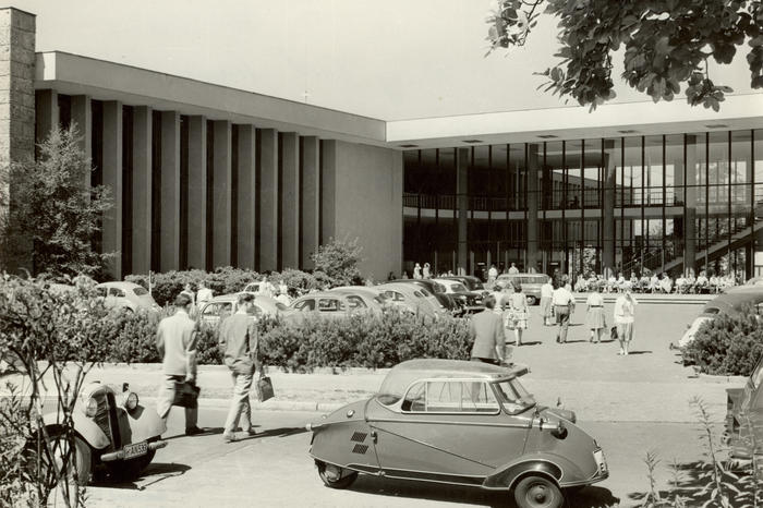 Das Hörsaalgebäude Henry-Ford-Bau der Freien Universität in den 1960er Jahren