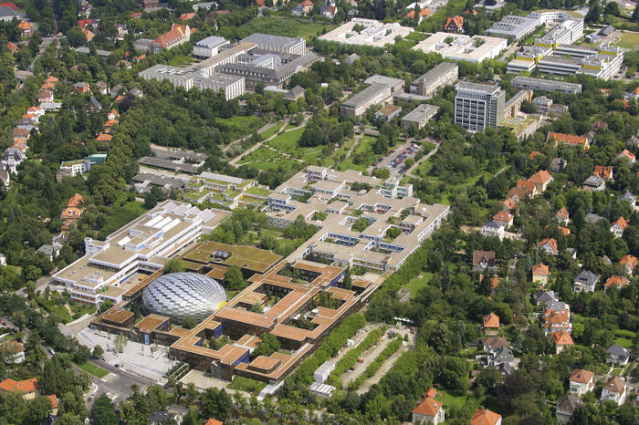 Luftblick im Jahr 2008 auf die Rost- und Silberlaube mit Philologischer Bibliothek