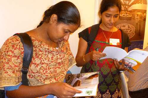 Indische Studentinnen informieren sich über die Freie Universität.
